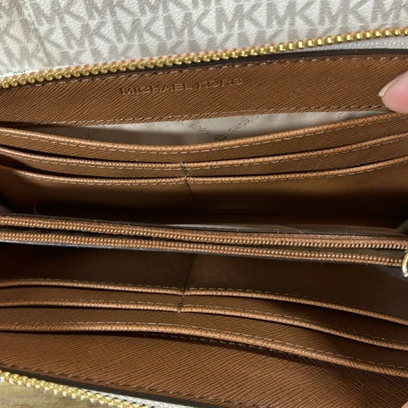 NWOT- Jet Set Medium Multifunction Pocket Tote Bag with Wallet - Picture 13 of 16